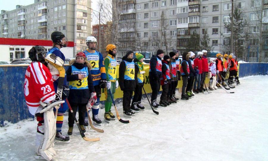 В Архангельске на обновленной коробке во дворе округа Майская Горка прошел турнир по хоккею
