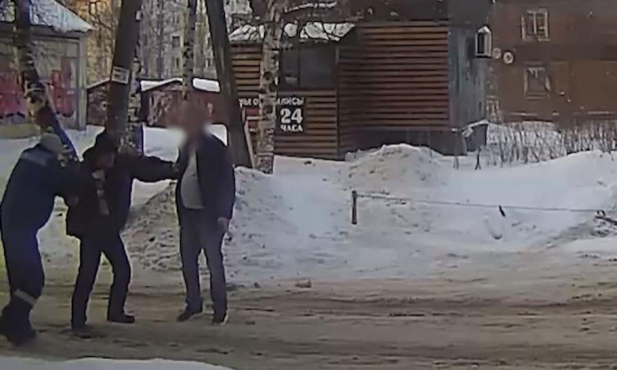 В центре Архангельска двое мужчин избили и ограбили пенсионера