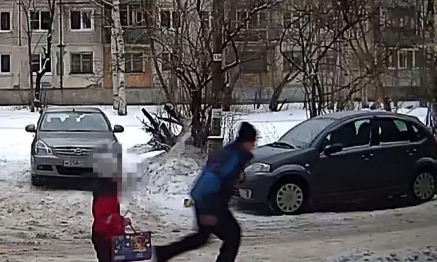 В Архангельске полицейские задержали мужчину, который украл телефон у 8-летней девочки