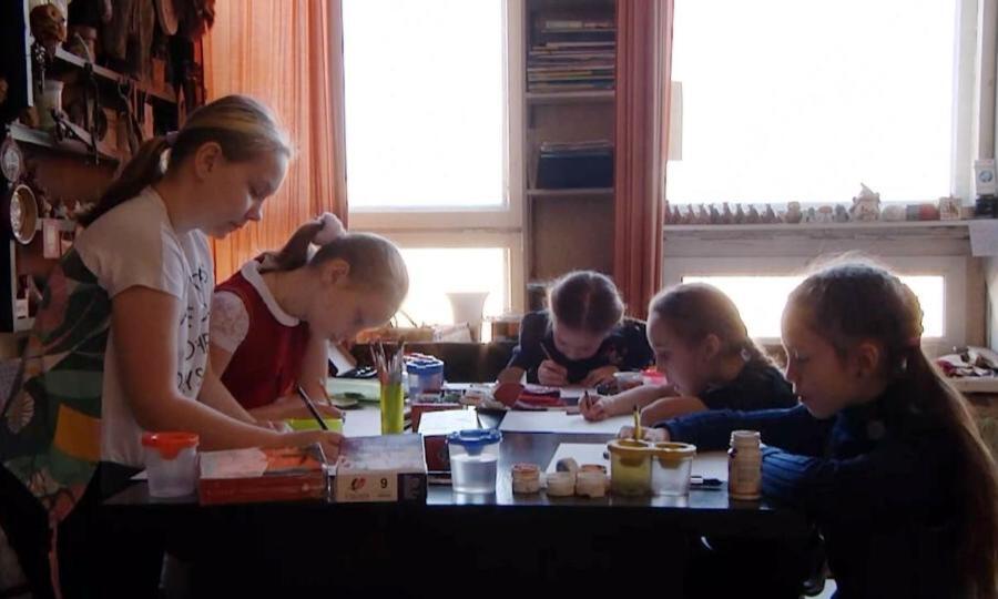 В Архангельске дети сотрудниц ОВД нарисовали для своих мам цветы