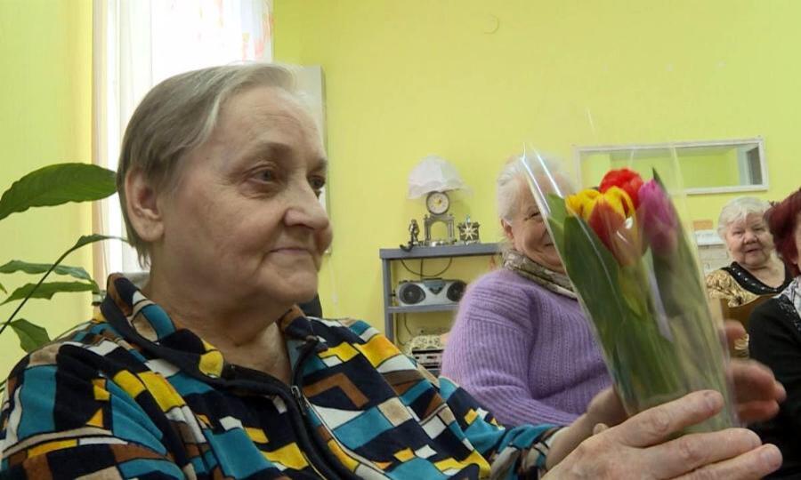 Надежда Виноградова поздравила с 8 марта жительниц социального дома для ветеранов