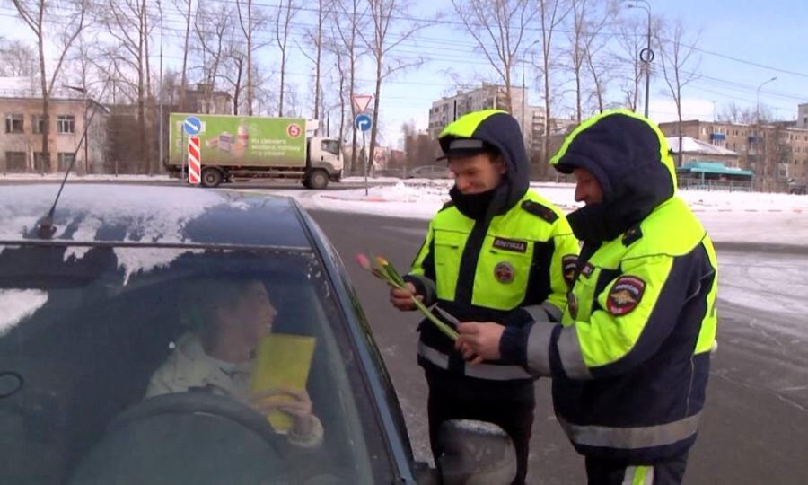 В Архангельске инспекторы присоединились к Всероссийской акции "Цветы для автоледи"