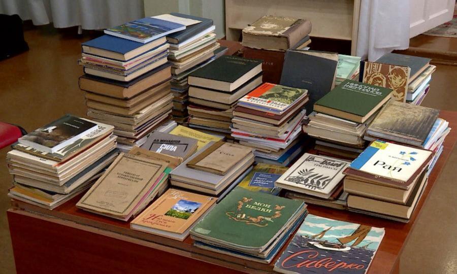Архангельскому литературному музею члены "Союза писателей России" передали бесценную коллекцию книг