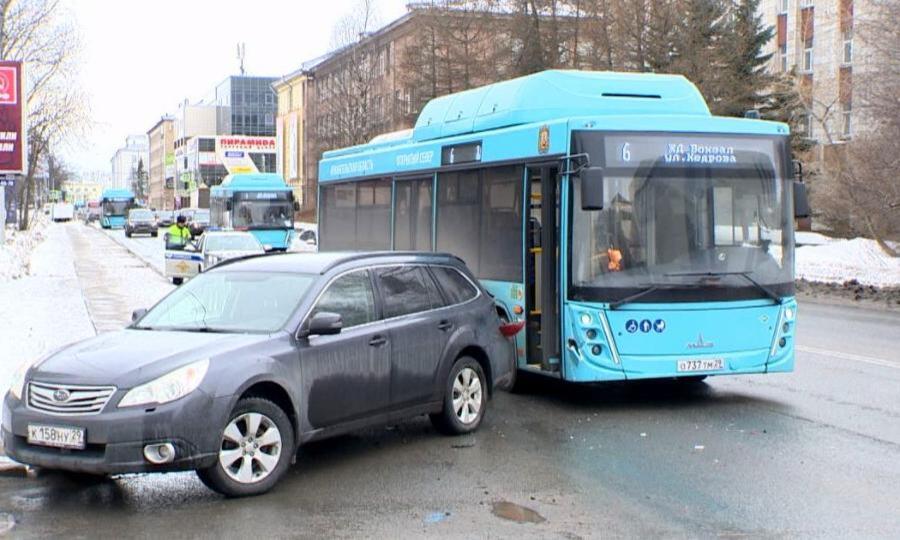 В Архангельске произошло ДТП с участием пассажирского автобуса