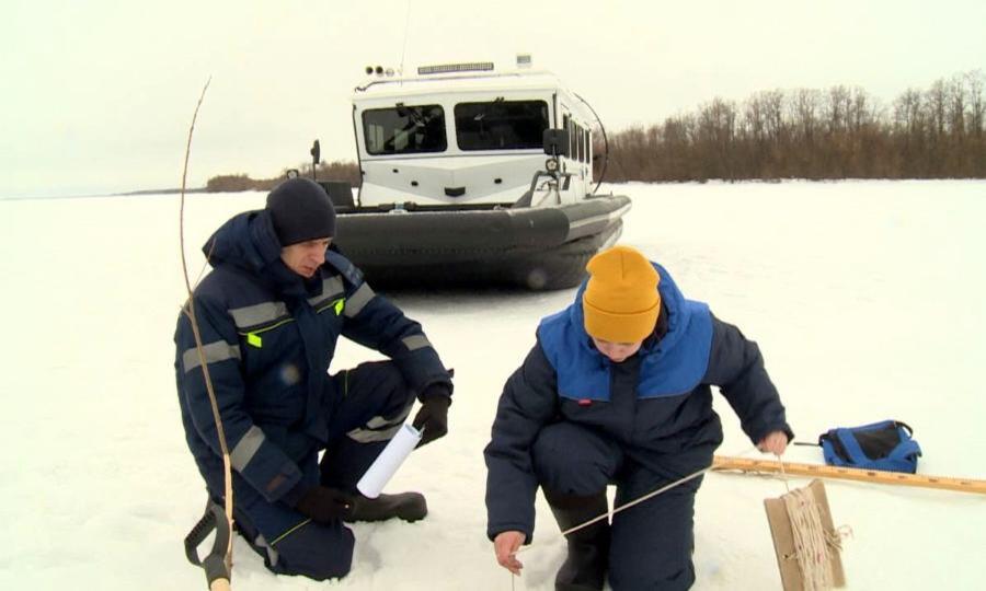 Специалисты Севгидромета вышли на лёд, чтобы оценить состояние рек
