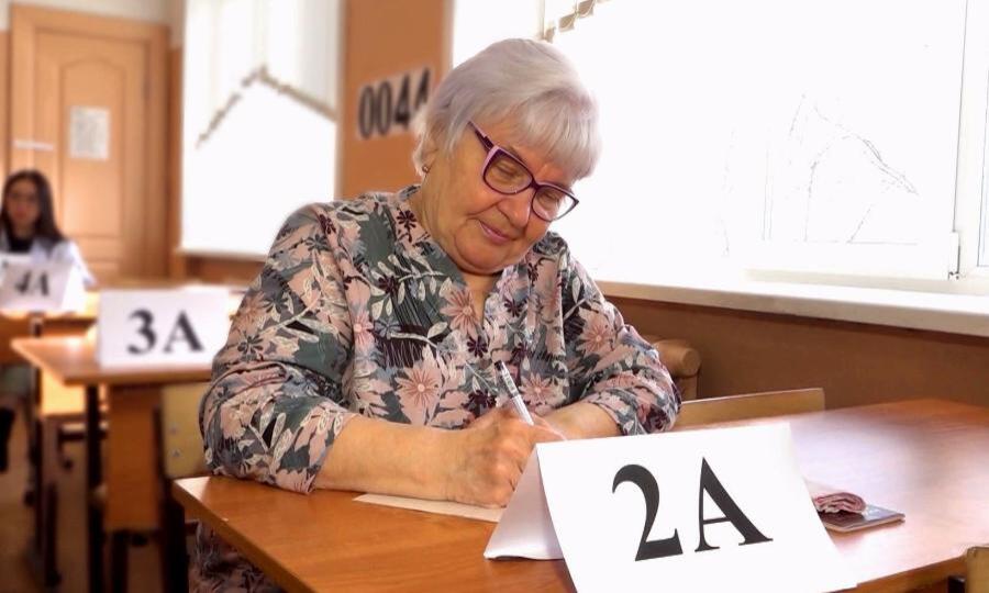 В Архангельске написала ЕГЭ самая возрастная участница