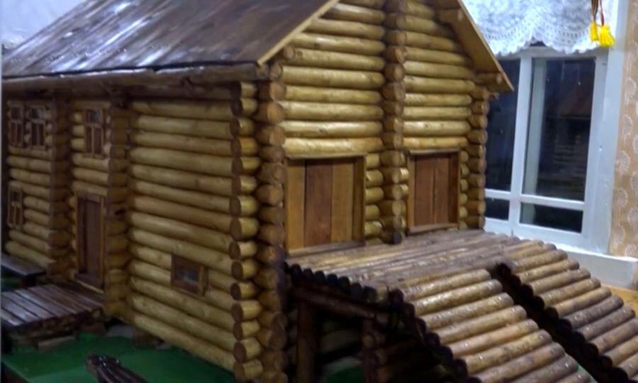 Мастер из Мезенской деревни Сояна Григорий Рочев изготовил макет старинного деревянного дома