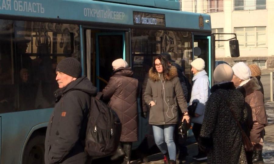 Жителям Архангельска старше 70 лет начали выдавать новые льготные карты для проезда в общественном транспорте