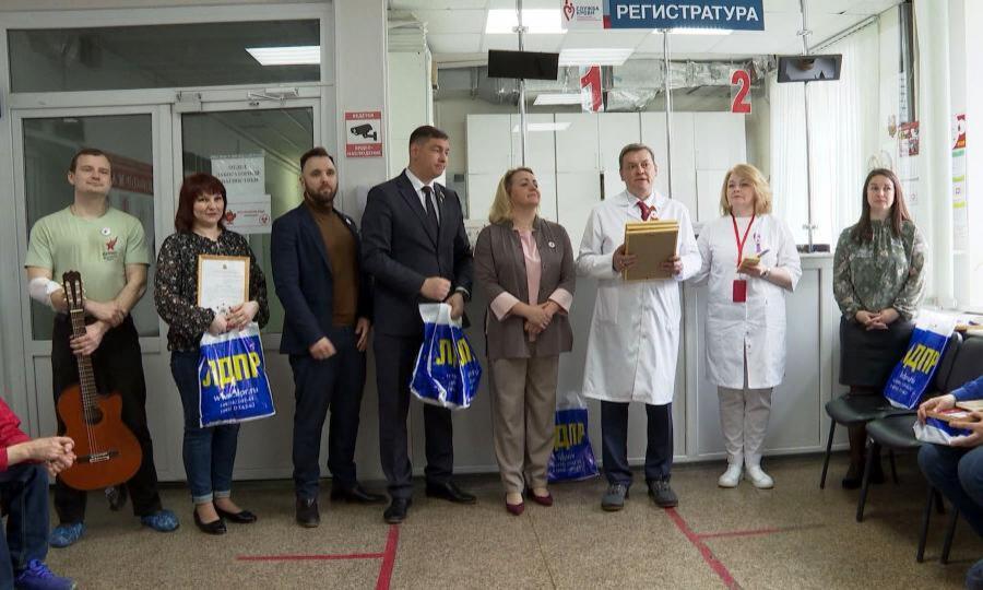 В Архангельске почетных доноров наградили грамотами и подарками