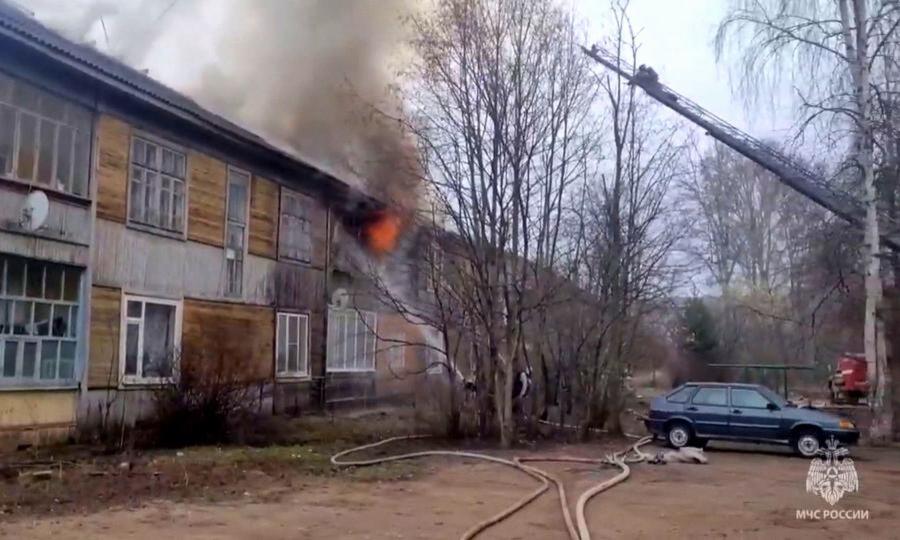В Котласе ликвидировали пожар в двухэтажном деревянном доме