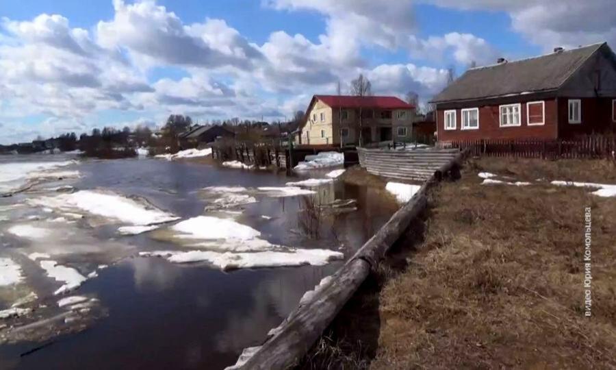 В Холмогорском районе из-за паводка под воду ушел мост через реку Чусу