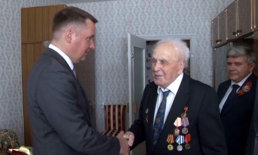 Глава Поморья поздравил ветерана со столетним юбилеем