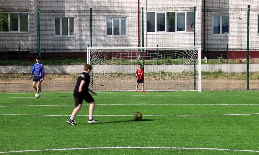 В школе № 5 г. Коряжмы открыли новое футбольное поле с беговыми дорожками