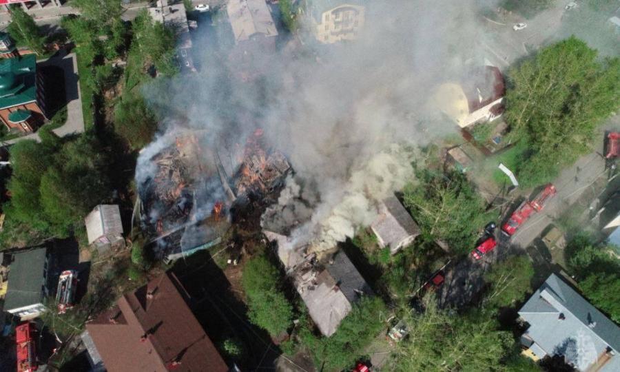 Крупный пожар в центре Архангельска удалось локализовать спустя два часа с момента возгорания