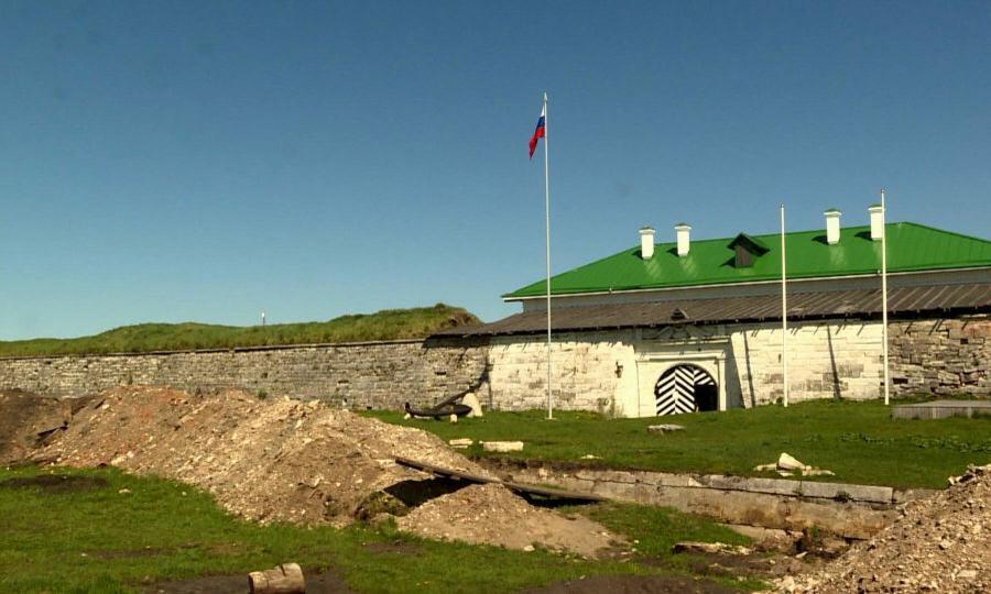 У стен Новодвинской крепости состоялся первый в этом году субботник