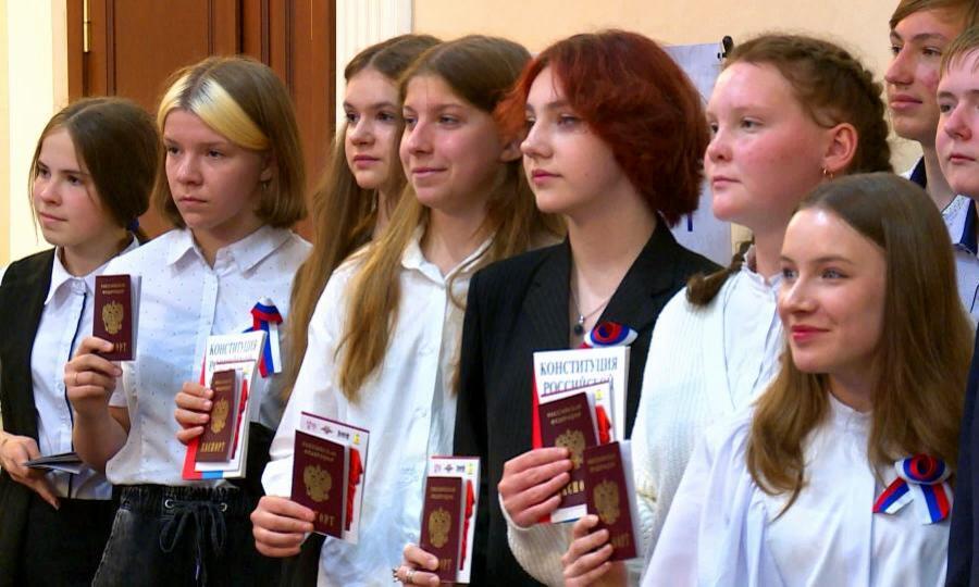 В главный государственный праздник России юные жители Поморья получили свой главный документ