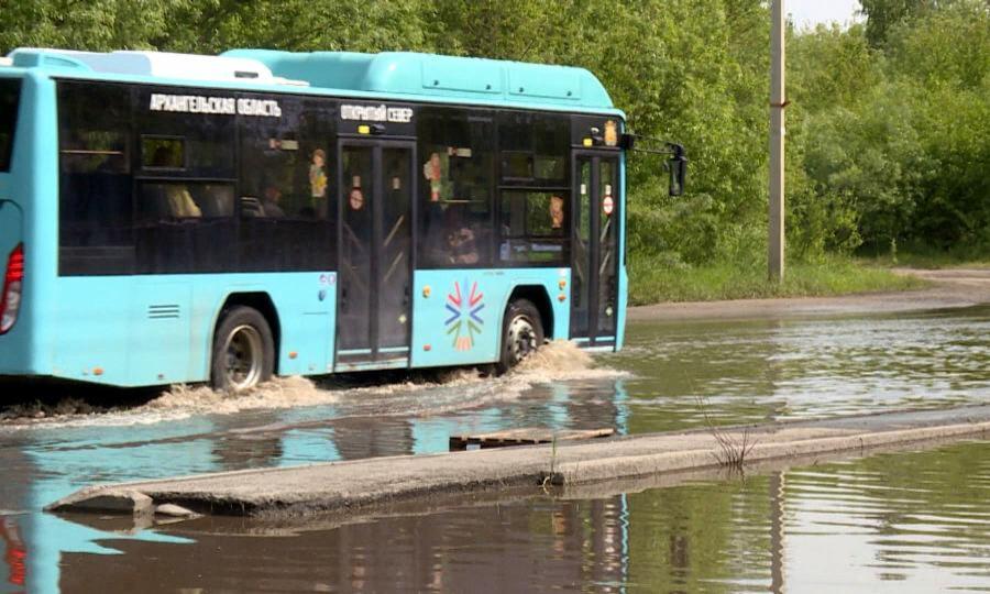 Жители Северного округа Архангельска уже несколько недель просят ликвидировать большой разлив на дороге