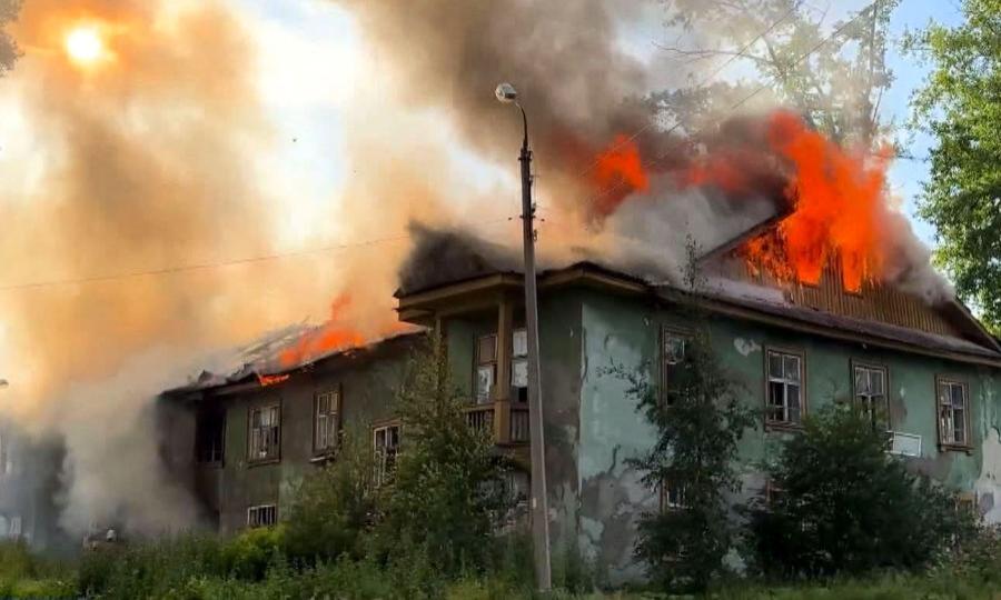 Сегодня в Северодвинске тушили пожар в деревянном доме