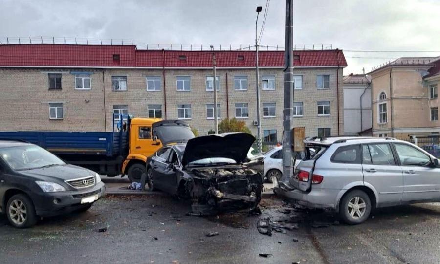 Сегодня утром в Архангельске возле областной больницы произошло тройное ДТП