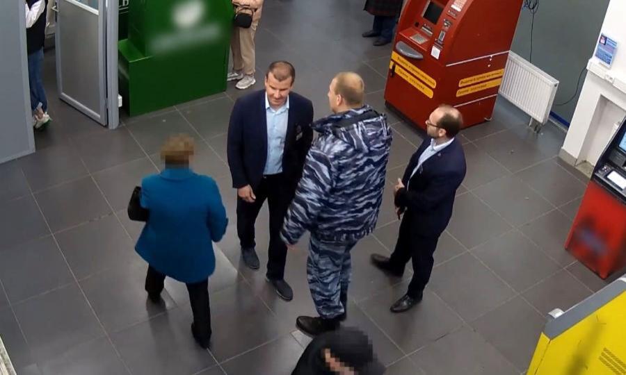 Охранники одного из торговых центров Архангельска спасли двух пенсионеров от мошенников