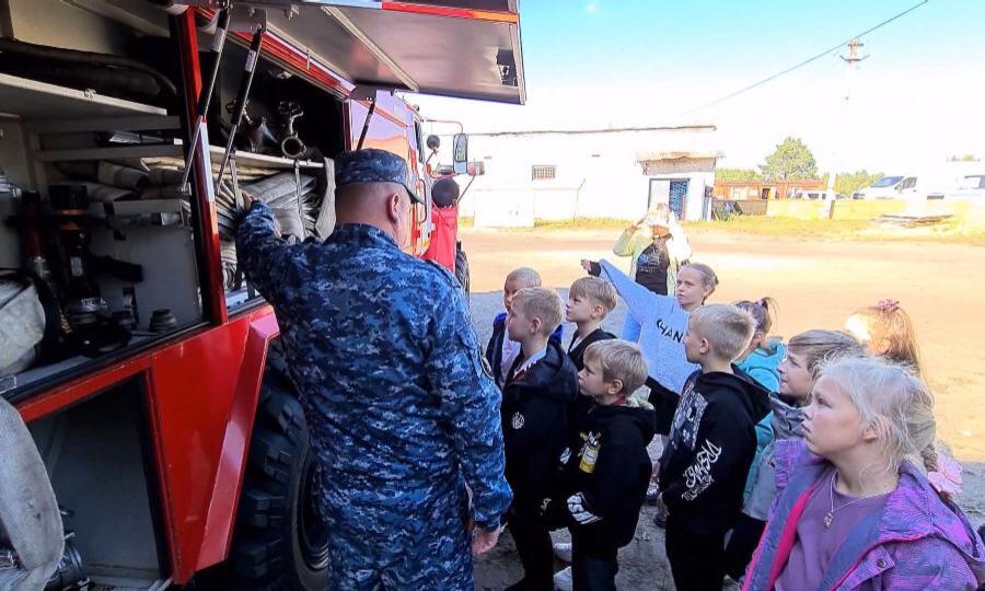 Коряжемские школьники познают азы пожаротушения и служебного собаководства