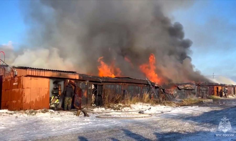 В Архангельске тушат крупный пожар