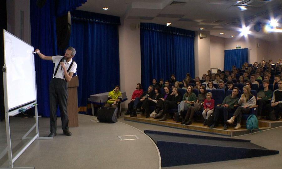 Математик и блогер Алексей Савватеев провёл публичную лекцию для школьников и студентов