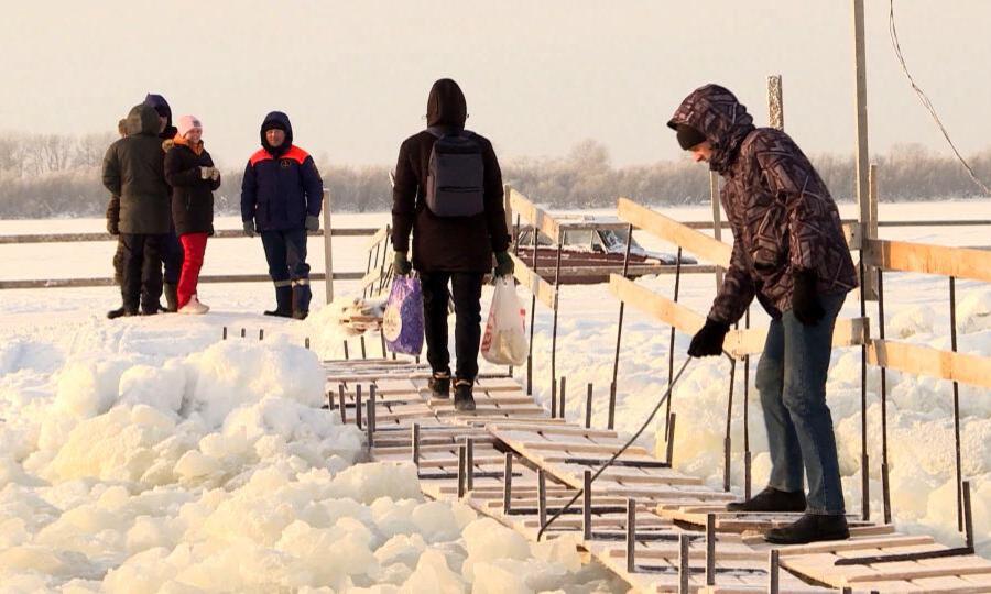 В Поморье появились первые пешеходные ледовые переправы