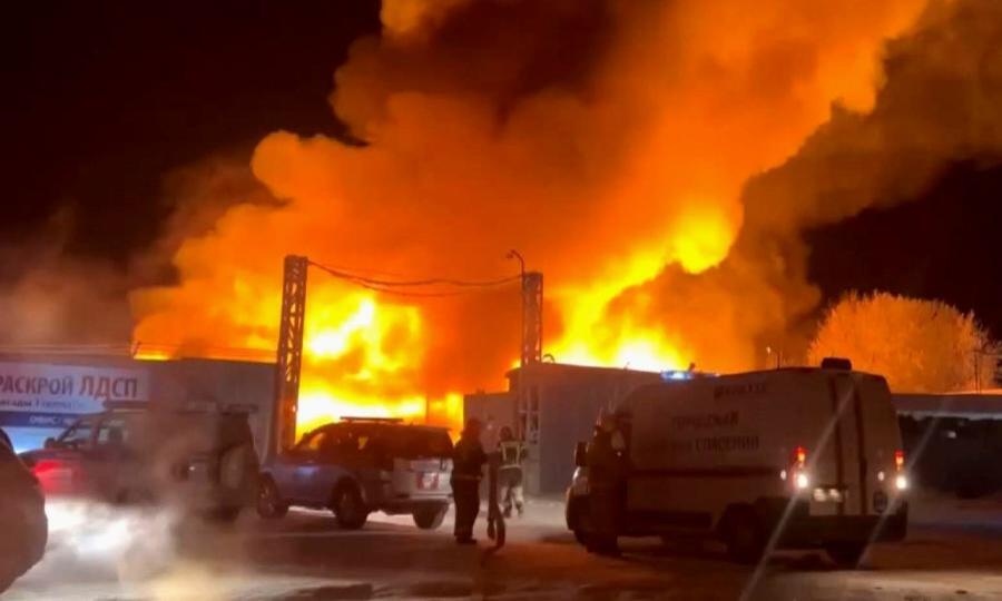 В Архангельске всю ночь тушили крупный пожар на пилораме