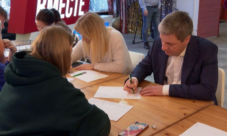 Жители Архангельской области продолжают ставить подписи за выдвижение Владимира Путина на пост Президента