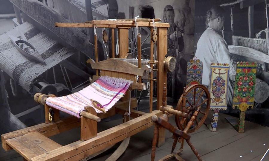 Новая экспозиция открылась в музее ИЗО - старинные костюмы, прялки и вышивки