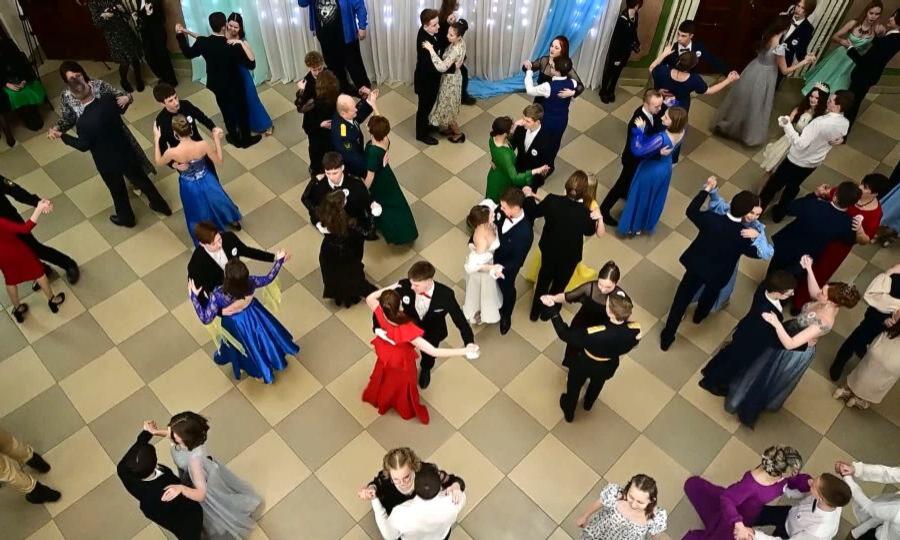 Кадриль лансье танец. Бал общества. Пушкинский бал костюмы. Кадриль лансье. Война и мир сериал 2007.