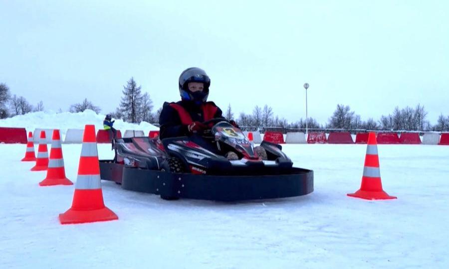 Ненецкие полицейские и любители скорости соревновались в мастерстве управления спорткаром
