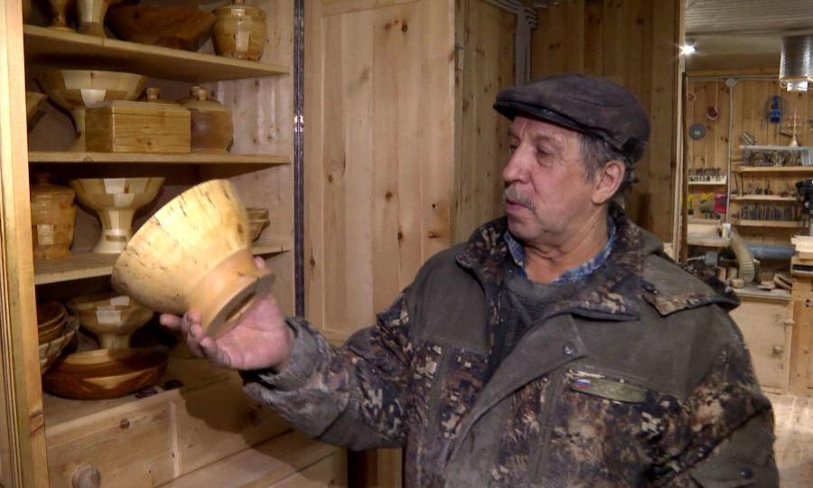 Каргопольский мастер Александр Гужов уже семь лет создаёт шедевры из дерева