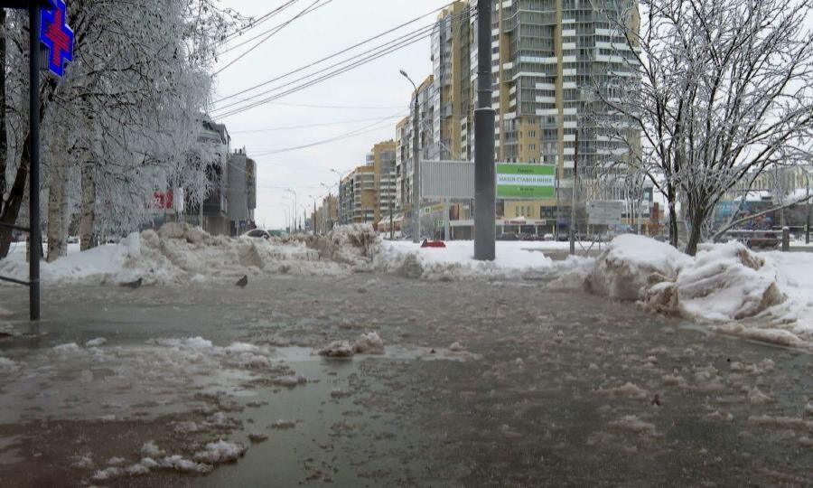 В центре Архангельска затопило оживлённый перекрёсток улицы Воскресенской и Обводного канала