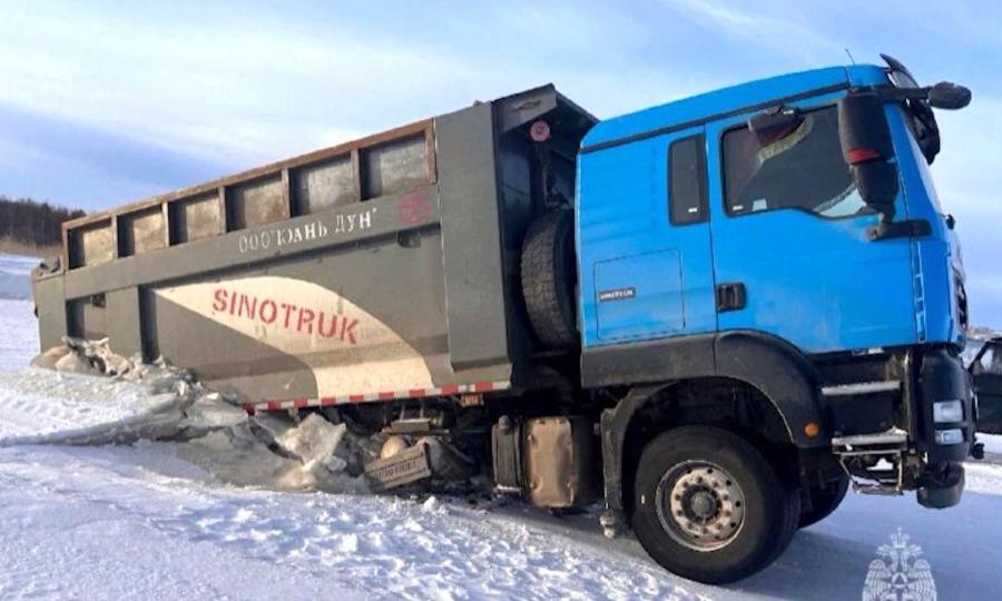 В Онежском районе грузовик едва не ушёл под лёд