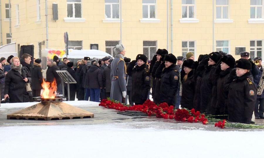 К Вечному огню на площади Мира в Архангельске возложили цветы в честь Дня защитника Отечества
