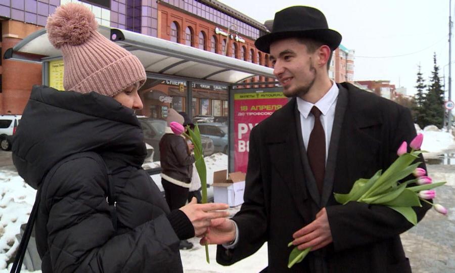 На автобусных остановках джентльмены в шляпах дарили женщинам тюльпаны