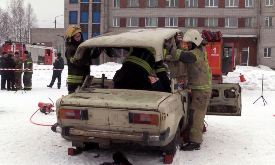 В Архангельске прошли очередные соревнования спасателей