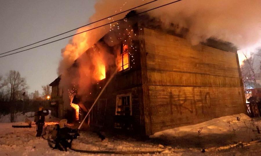 Сильный пожар тушили огнеборцы накануне вечером в Архангельске
