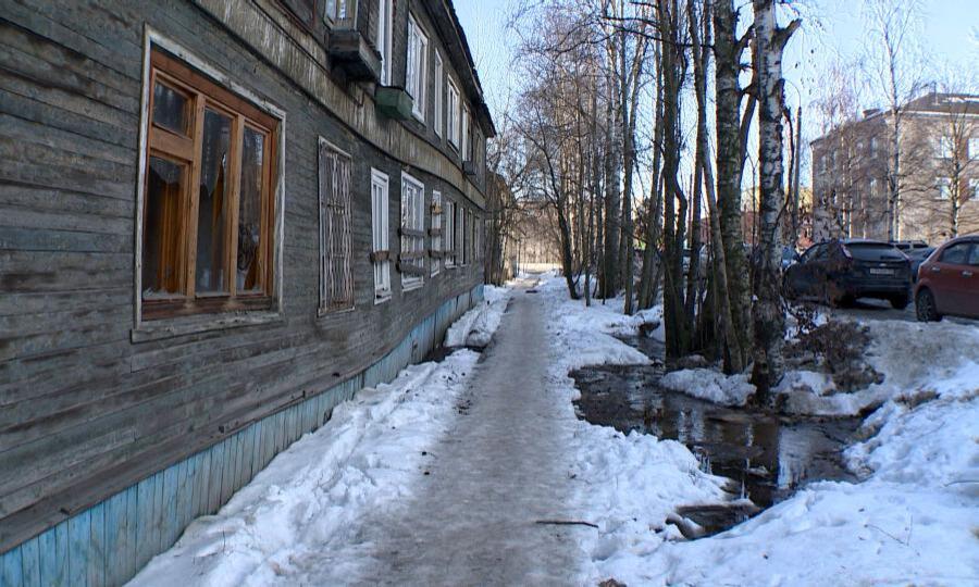 Жильцы деревянного дома в центре Архангельска не могут дождаться приезда аварийной бригады