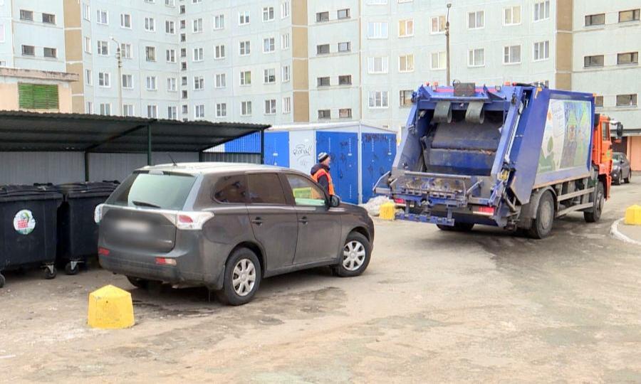 Припаркованные рядом с мусорными баками автомобили создают сложности при вывозе мусора