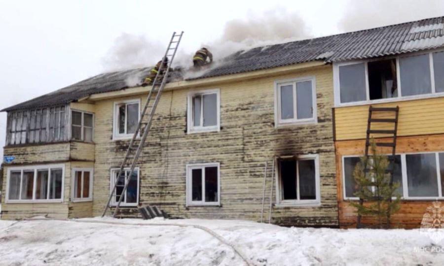 Сегодня в Холмогорском округе ликвидировали крупный пожар в двухэтажном жилом доме