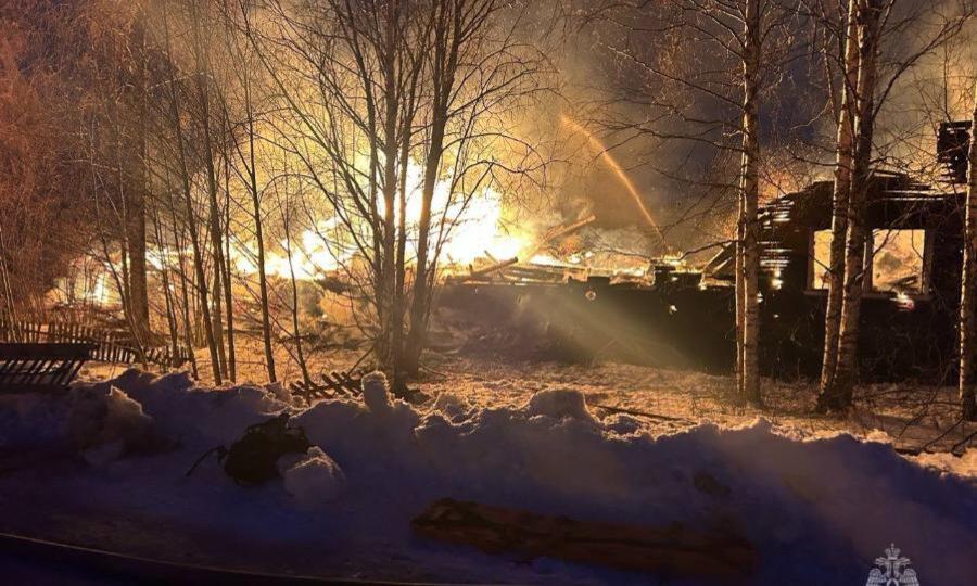 В Боброво сгорел дом — без крова остались более 20 человек