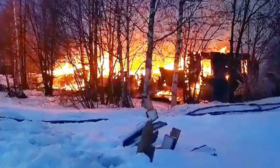 В Боброво сгорел многоквартирный деревянный дом