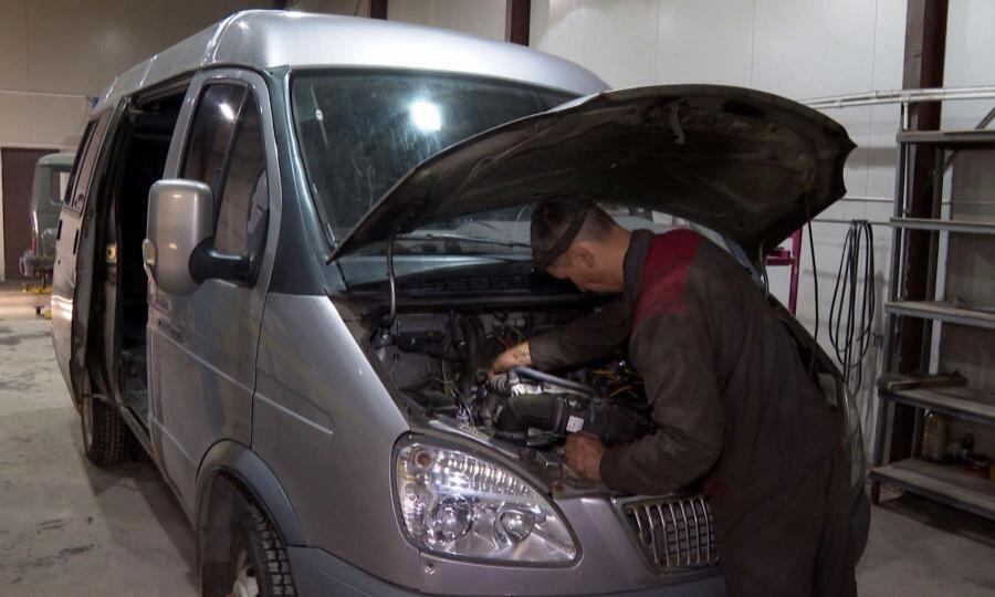 В Архангельске волонтёры ремонтируют автомобили и отправляют их в зону СВО
