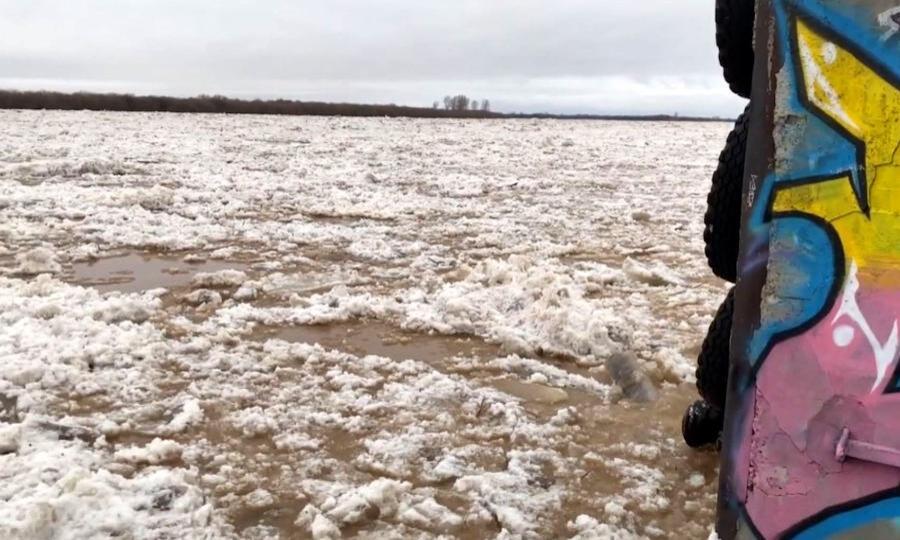 Сегодня у деревни Федотовской Котласского округа начал формироваться затор льда
