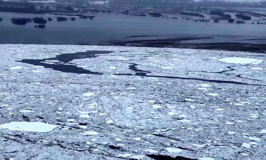 Разрушение затора льда в районе деревни Ершевской, это 563 километра от Архангельска, ожидается в течение суток