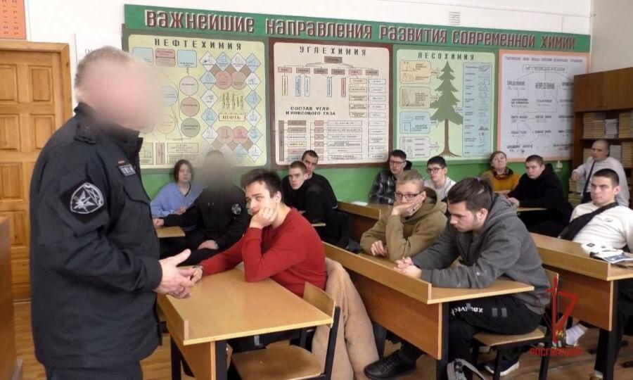 Представители Росгвардии Архангельской области проводят уроки мужества