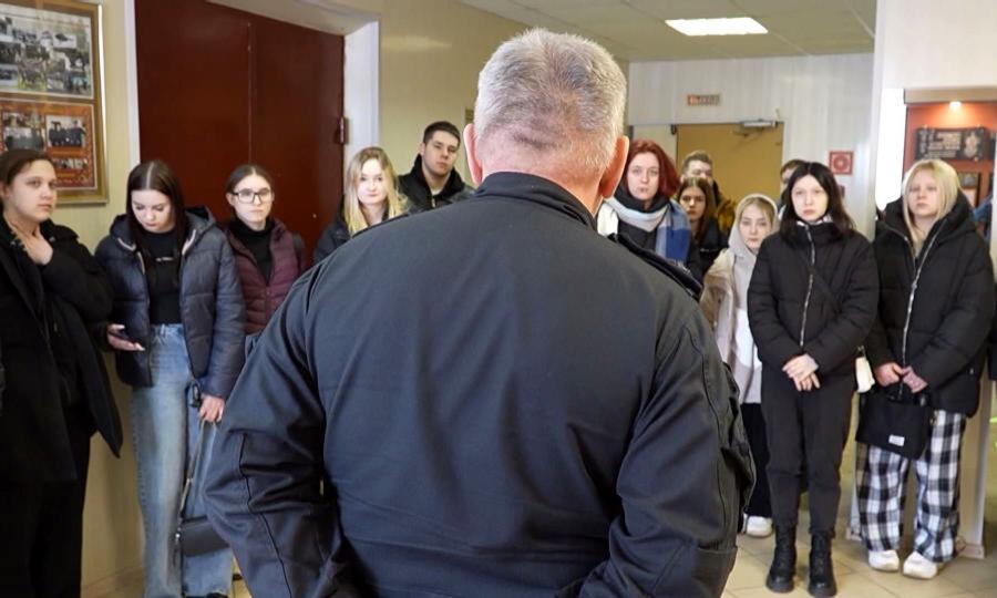 В Архангельске сотрудники ОМОН Росгвардии провели урок мужества для студентов колледжа управления и права
